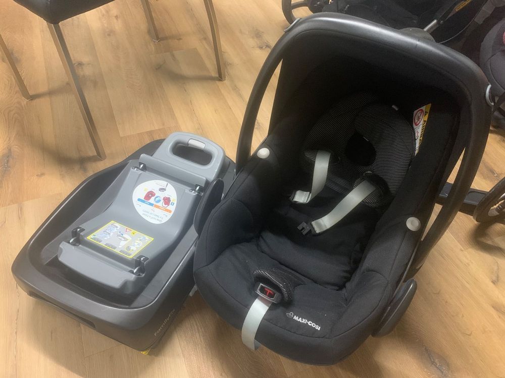 Maxi-Cosi Sièges auto: Maxi-Cosi Pebble Babyschale mit Isofix-Station – D'occasion à Nussbaumen TG par MNH. 1