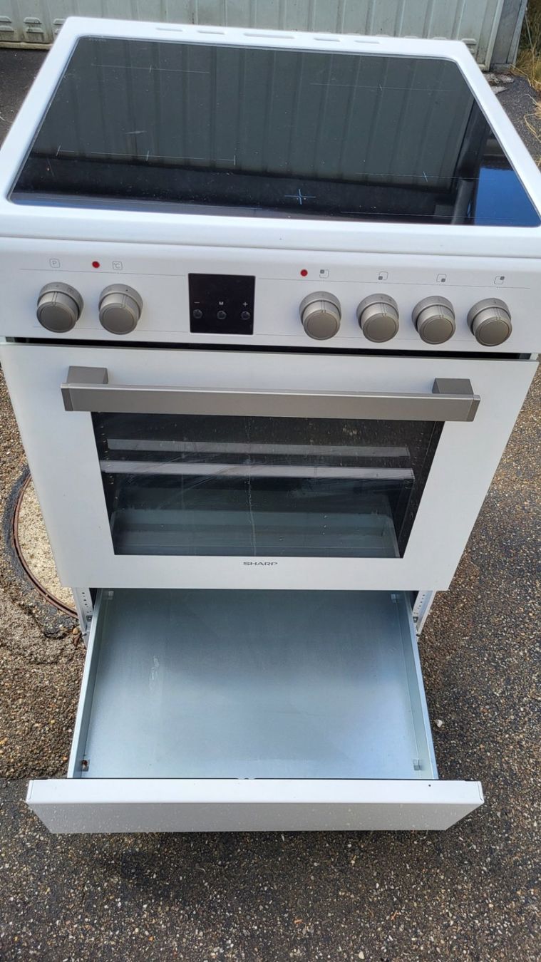 Cuisinières: Kochherd Sharp KF-76VDD19W-DE 2.5 Jahre alt – D'occasion à Liestal par Hhf