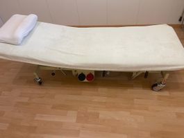 Behandlungsliege ehöhenverstellbar mit Kopfteil verstellbar