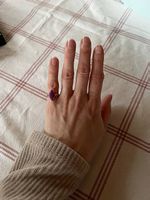 Ring in Goldton mit lila Stein
