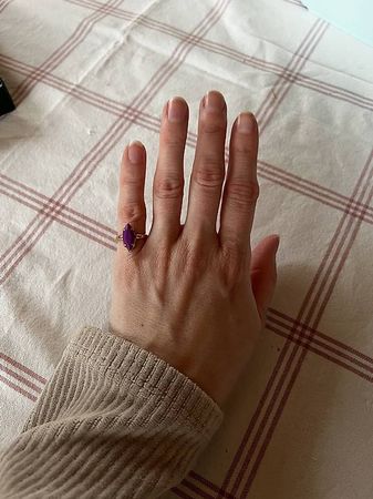 Ring in Goldton mit lila Stein