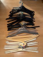 41 Kleiderbügel aus Kunststoff, grösser als 40 cm