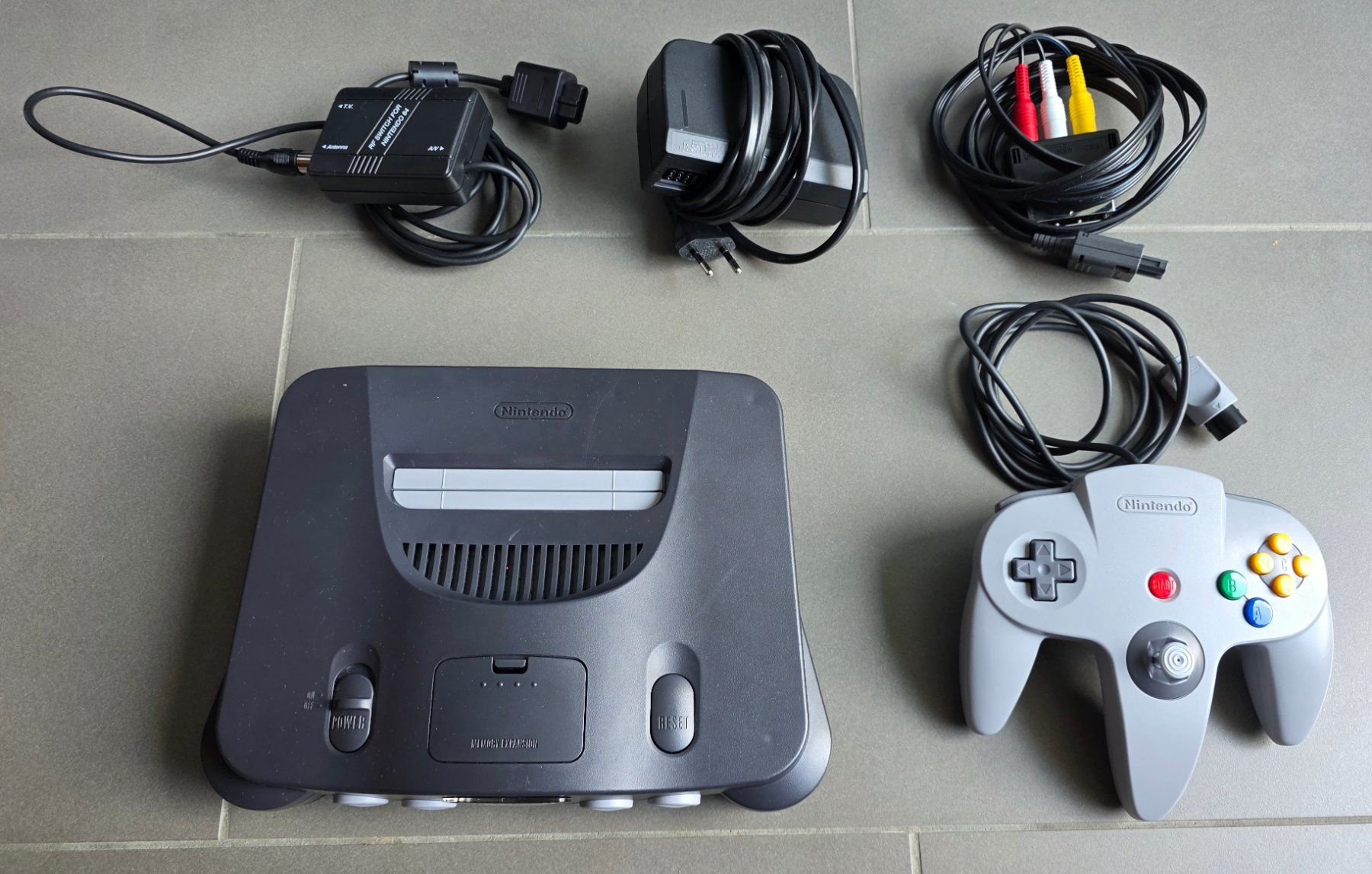 Nintendo Consoles: Nintendo 64 mit 2. Controller und 6 Spielen – D'occasion à Luzern par Newphyte 2