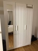 Armoire blanche avec penderie et étagères