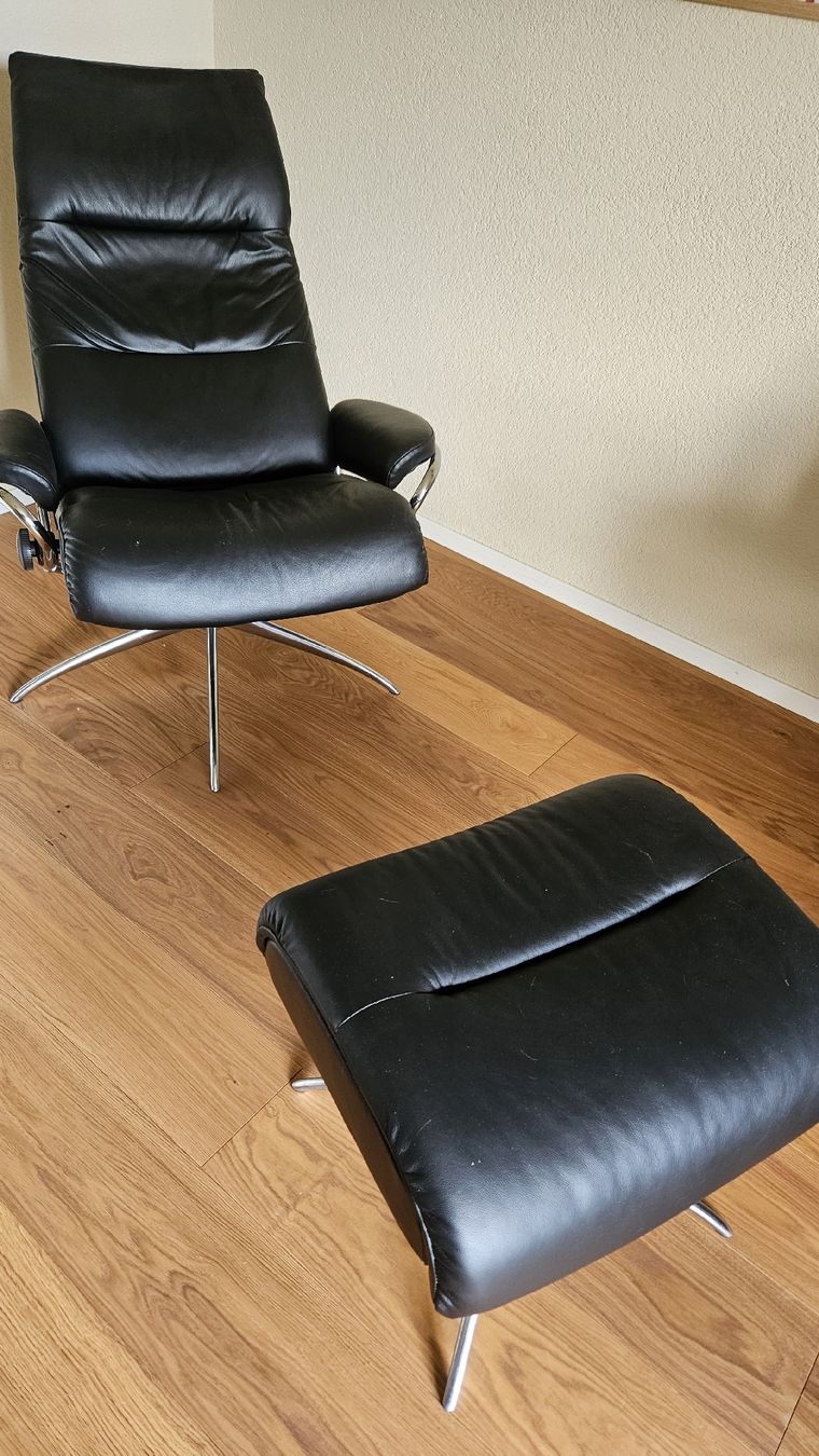 Stressless Sessel: Stressless-Ledersessel Berlin mit Hocker  – Gebraucht aus Wynau von carpainter