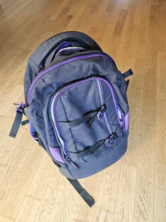 Schulrucksack Satch lila schwarz gebrauchter Zustand