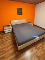 Doppelbett mit zwei Nachttischen Holzoptik gebraucht