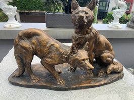 Imposante antike Hundegruppe  Thomas Cartier