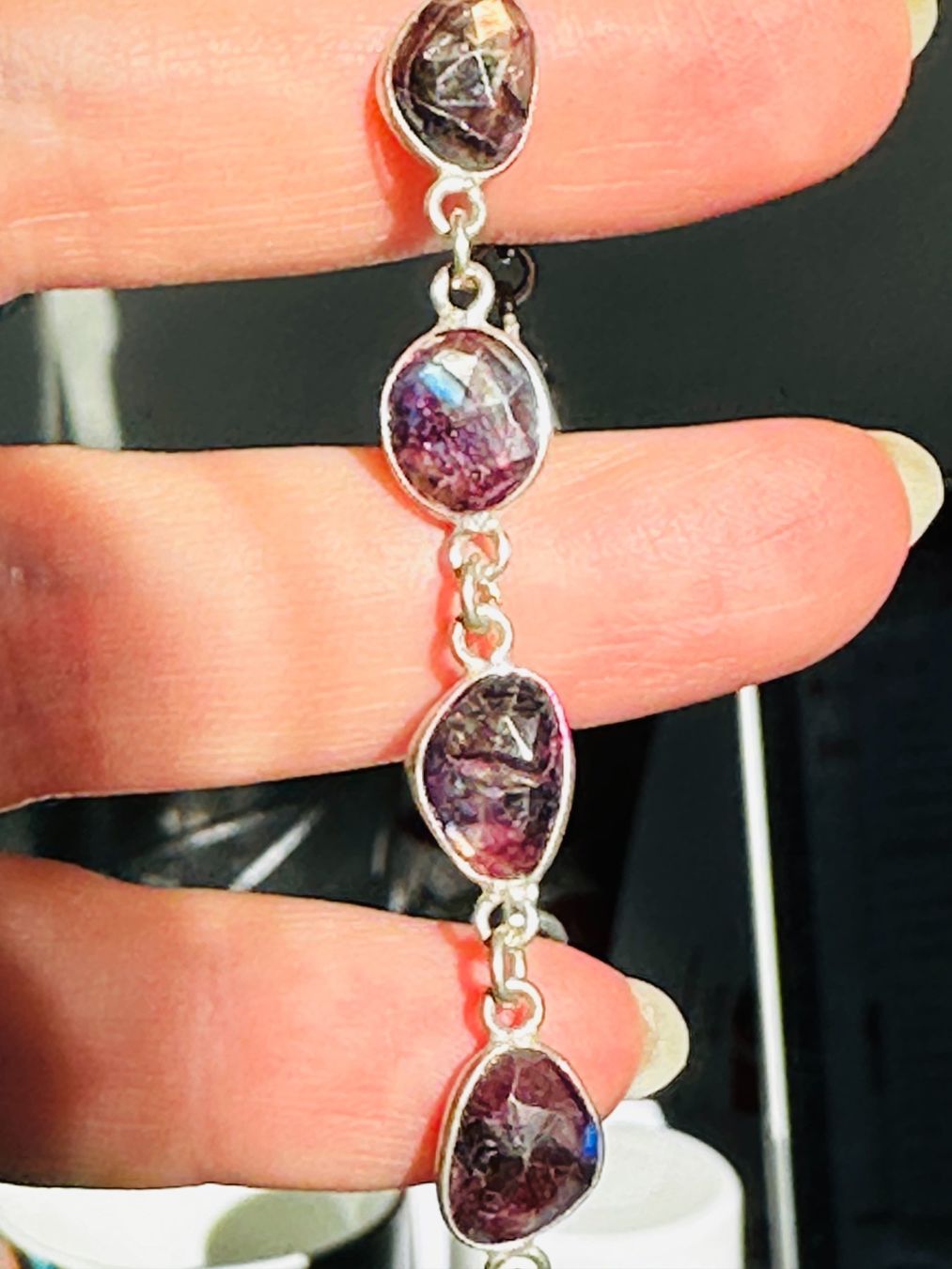 Bracciali & Braccialetti: Color Enhanced Red Flash Labradorite Bracelet 7" – Nuovo e nell'imballaggio originale da Genève venduto da AGBERG 4