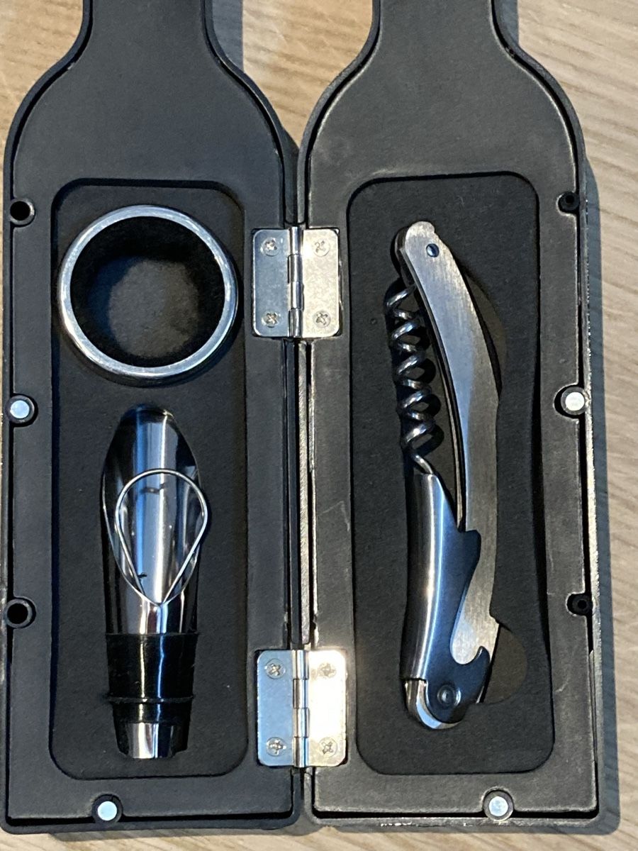 Apribottiglie & Tappi per chiusura: Weinöffner-Set in Flaschenform – Nuovo e nell'imballaggio originale da Arnegg venduto da Redandblue2011 1