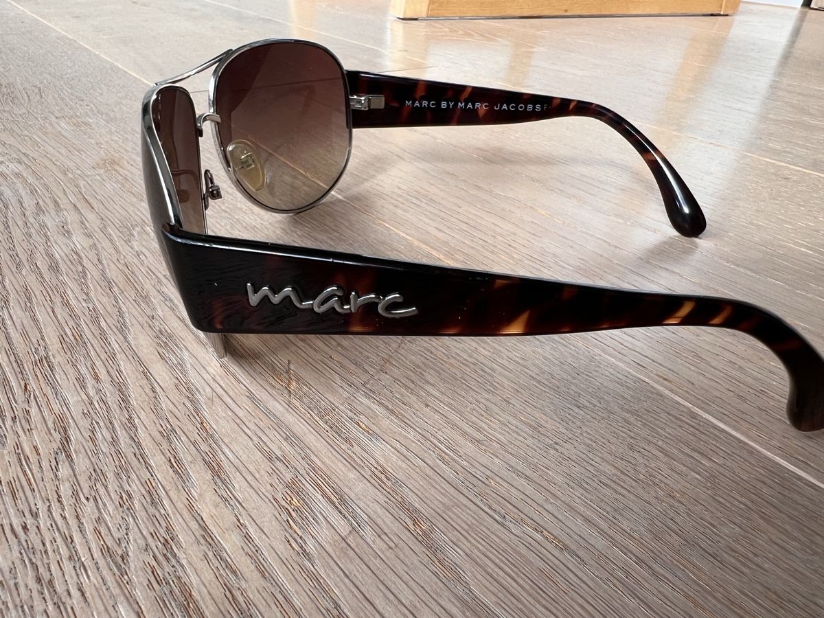 Marc Jacobs Brillen & Gläser: Sonnenbrille Marc Jacobs – Gebraucht aus Hertenstein AG von Stadtturm 3