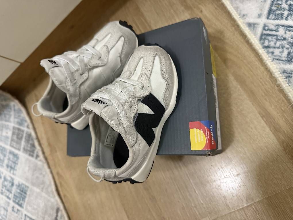 Scarpe per ragazzi: New Balance 327 GR.23.5  – Usato da Kloten venduto da Privat2011 1