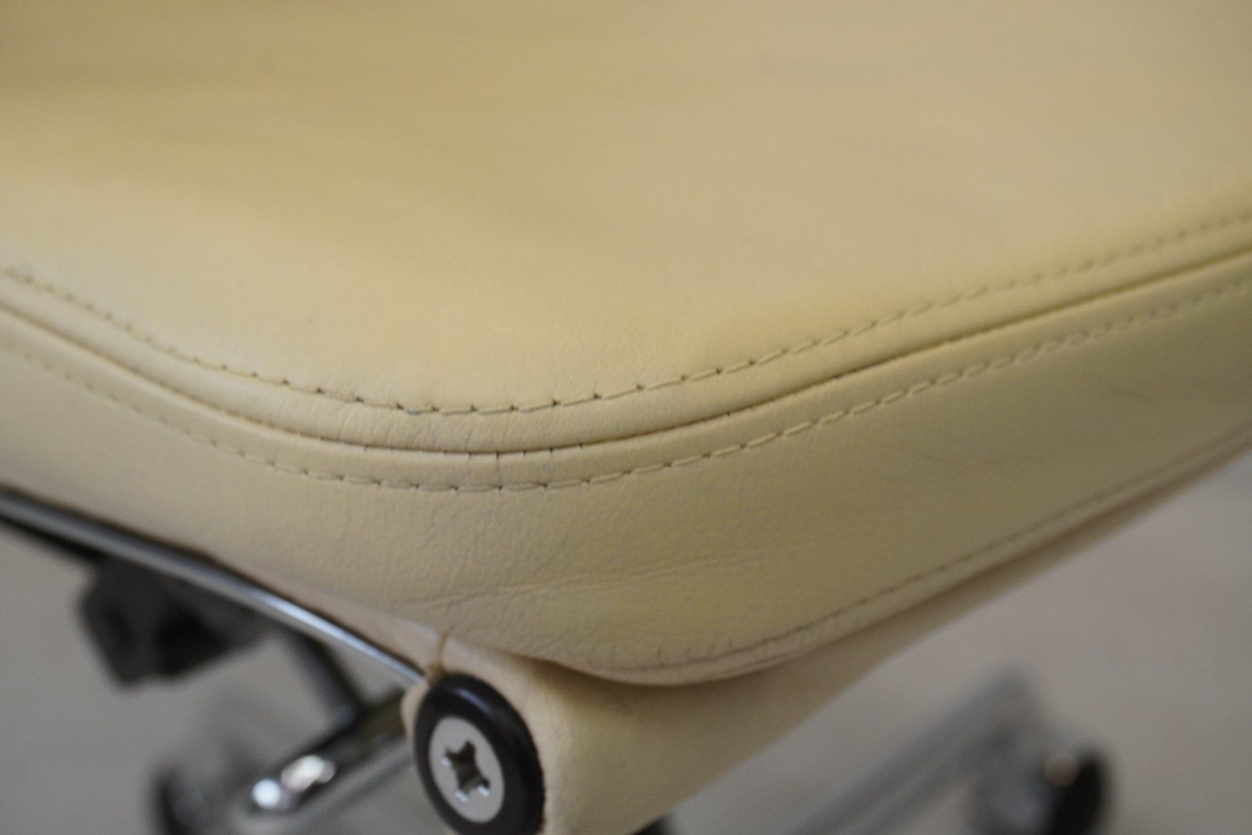 Herman Miller Stühle: Herman Miller by Vitra Eames Soft Pad EA217 Leder creme – Gebraucht aus Bad Zurzach von QLASSIQ 6
