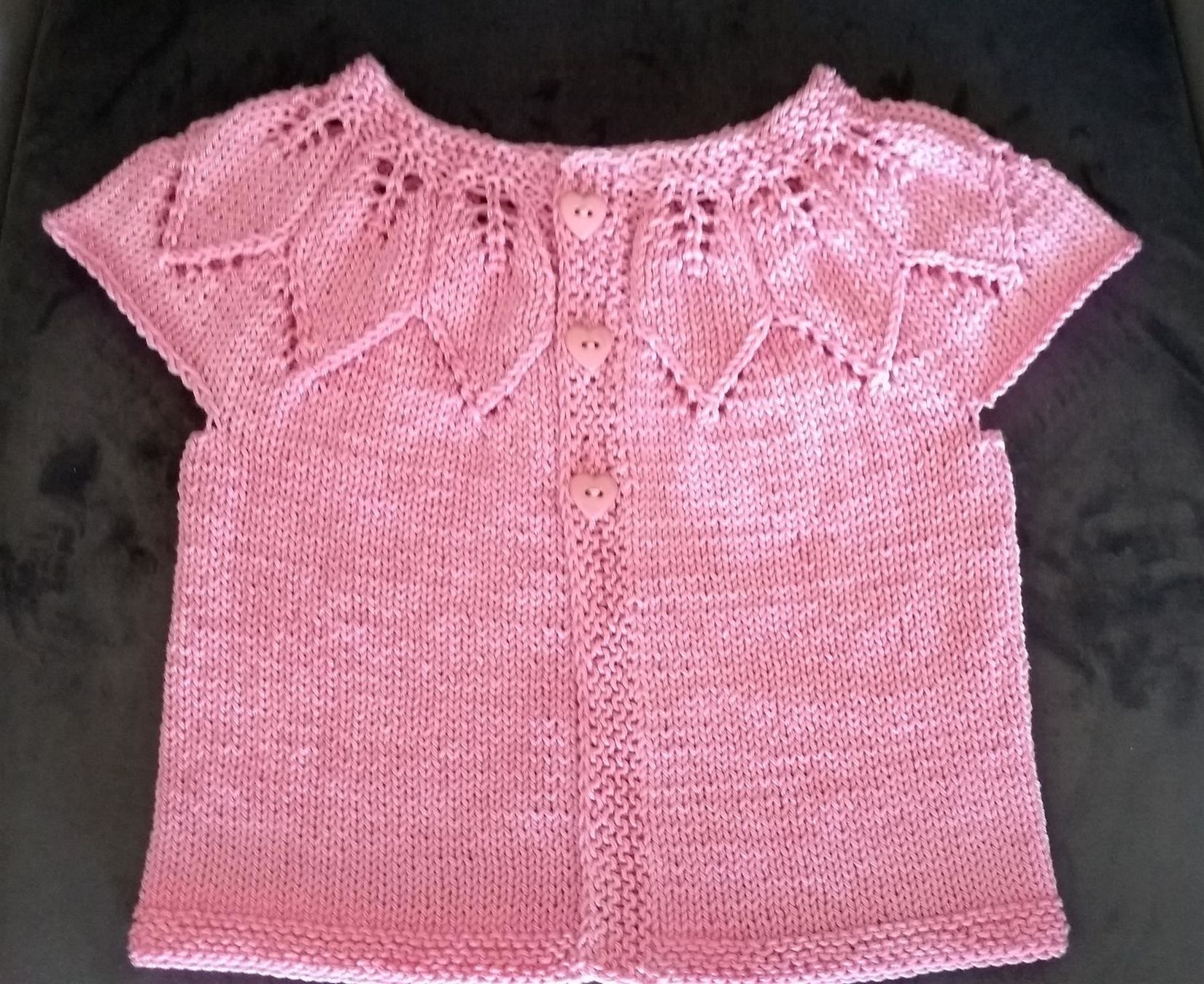 Giacche & Cappotti: Babywestchen_01, neu, handgestrickt. Grösse 74. – Nuovo e nell'imballaggio originale da Romanshorn venduto da Octa27