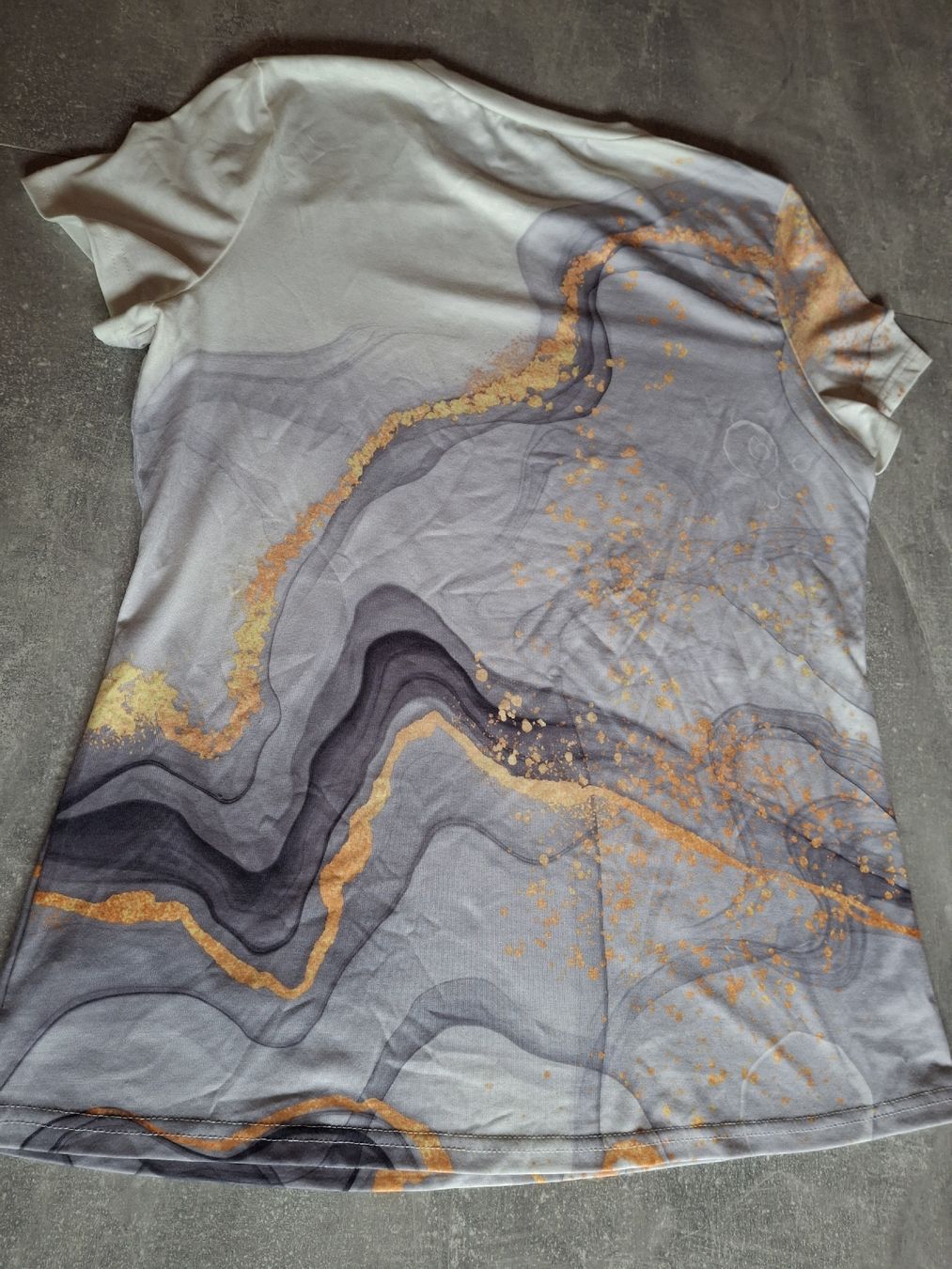 T-Shirts: T-shirt taille M imprimé abstrait – Gebraucht aus Villiers von san_jn5w 4