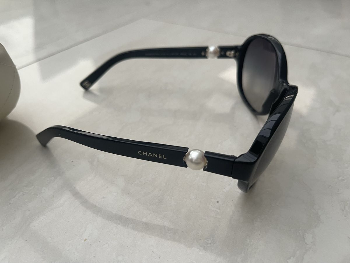 Chanel Occhiali & Lenti: Chanel Sonnenbrille, Schwarz mit Perlen – Usato da Weisslingen venduto da Spiegelbild0