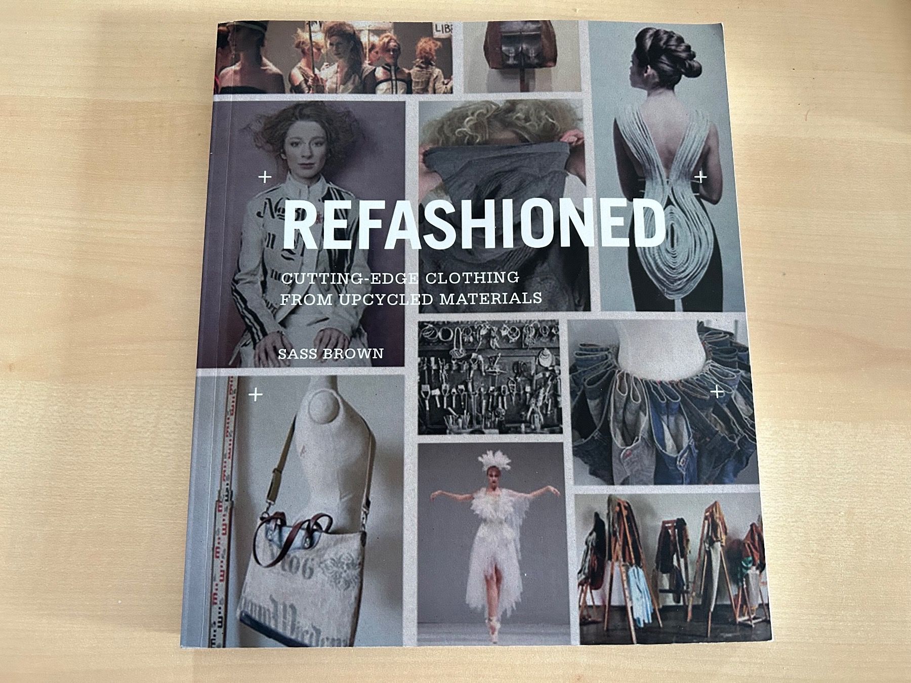 Bücher: Sass Brown: ReFashioned. Clothing from Upcycled Materials – Gebraucht aus Aarau von R-O-G-E-R