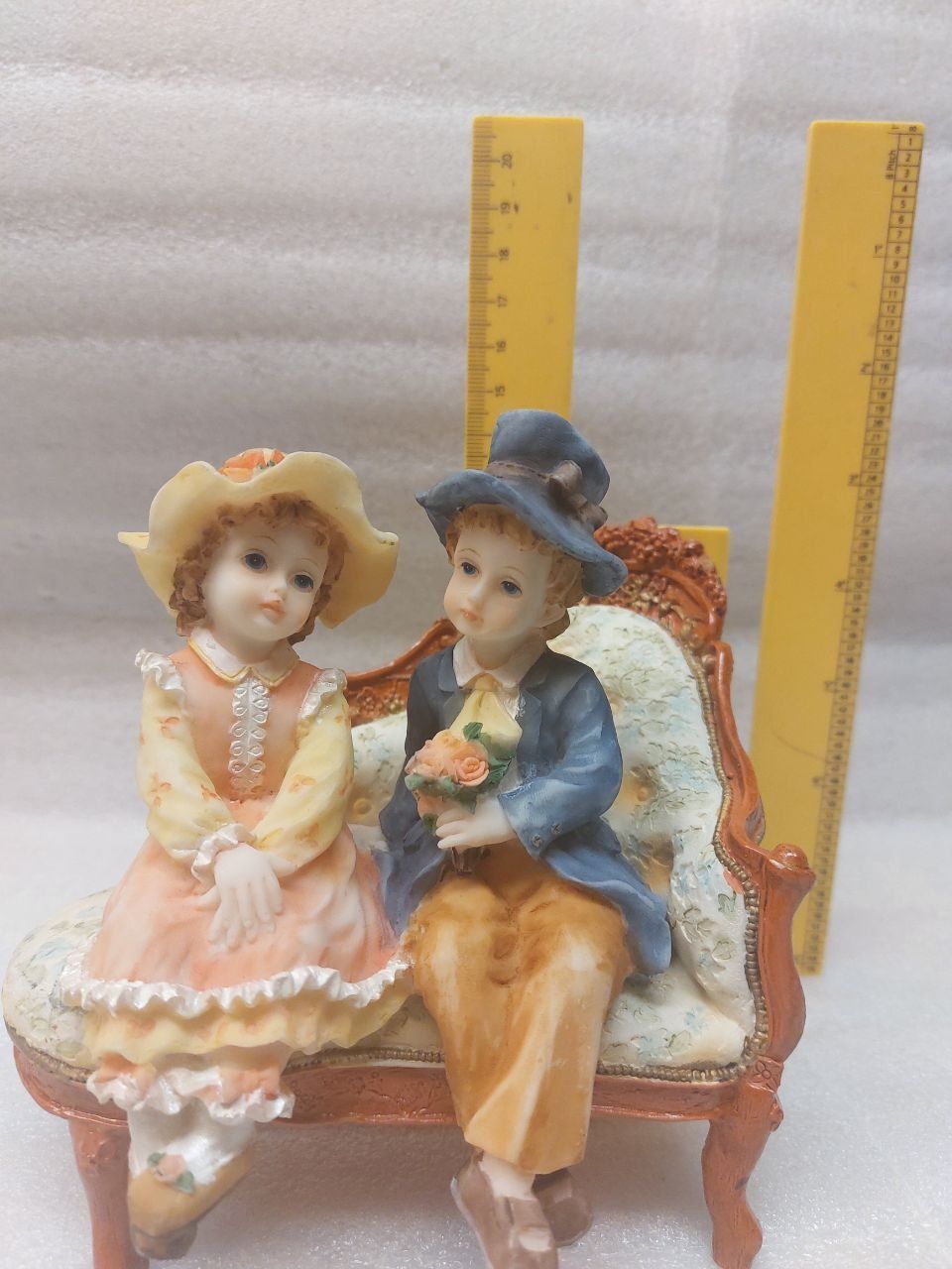 Statuette: Figurine depicting a romantic couple on a small sofa. – Usato da Pambio Noranco venduto da TREBORLOP 7