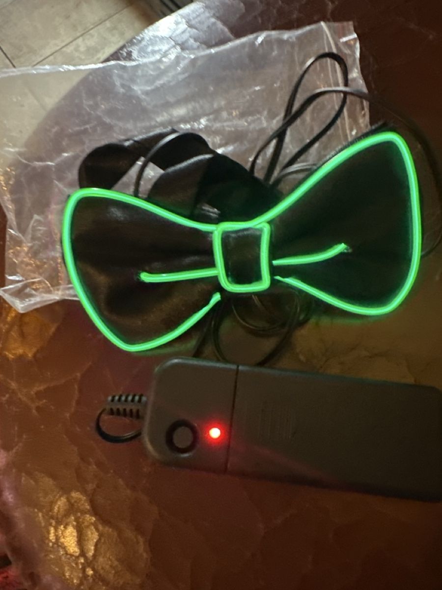 Lampade: Coole LED Fliege mit Leuchteffekt - der Hingucker! – Nuovo (secondo la descrizione) da Gersau venduto da Second-Hand-Shop
