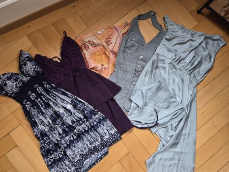 Kleider und Oberteile Set verschiedene Modelle 