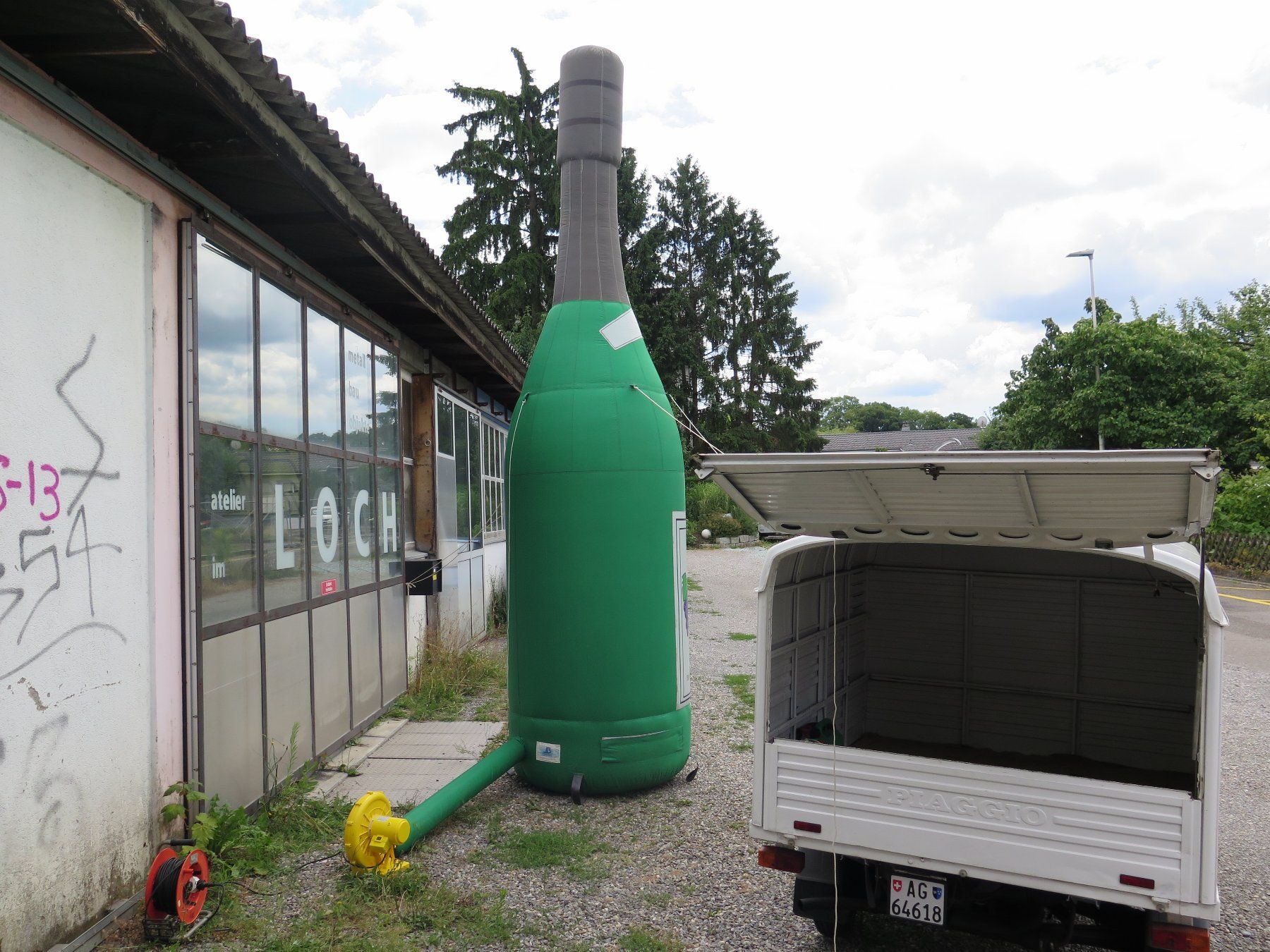 Tutte le decorazioni: Champagner Flasche XXL 4,5 Meter Blickfang – Usato da Meisterschwanden venduto da Curriculum 5
