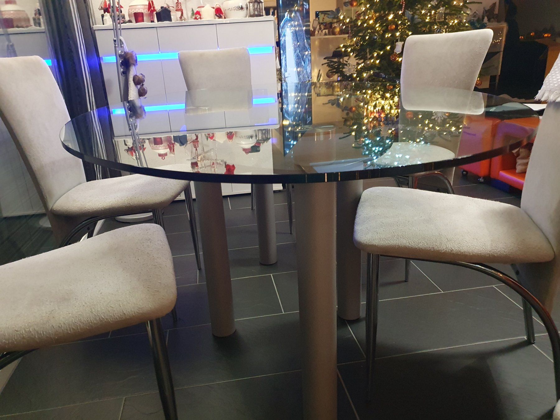 Set di tavolo e panche: Glasstisch mit Stühlen – Usato da Neftenbach venduto da Damirkomaric 5