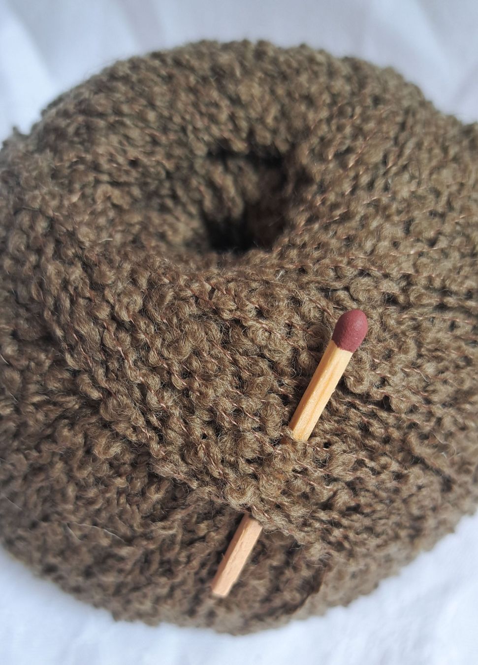Wolle: 50g weiche Merinowolle, olivbraun – Neu und originalverpackt aus Basel von Sweet-Yarns01 1