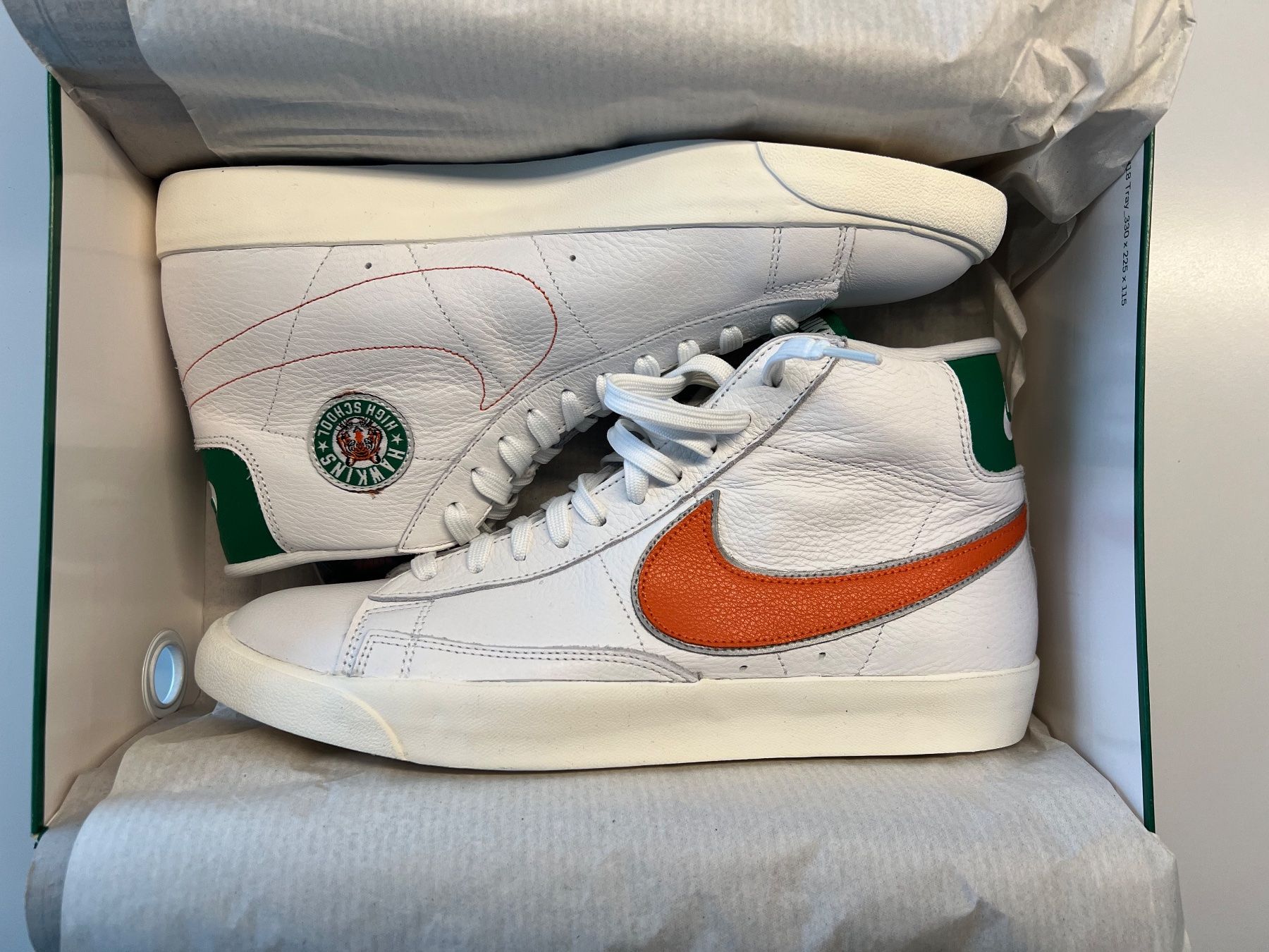 Nike Scarpe da uomo: Nike Blazer Mid Stranger Things Hawkins High School 10.5 – Nuovo e nell'imballaggio originale da Solothurn venduto da limepie