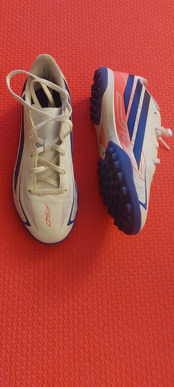 Adidas Chaussures garçon: Neue Adidas Fussballschuhe – Neuf (Voir description) à Binningen par Zelaya 1