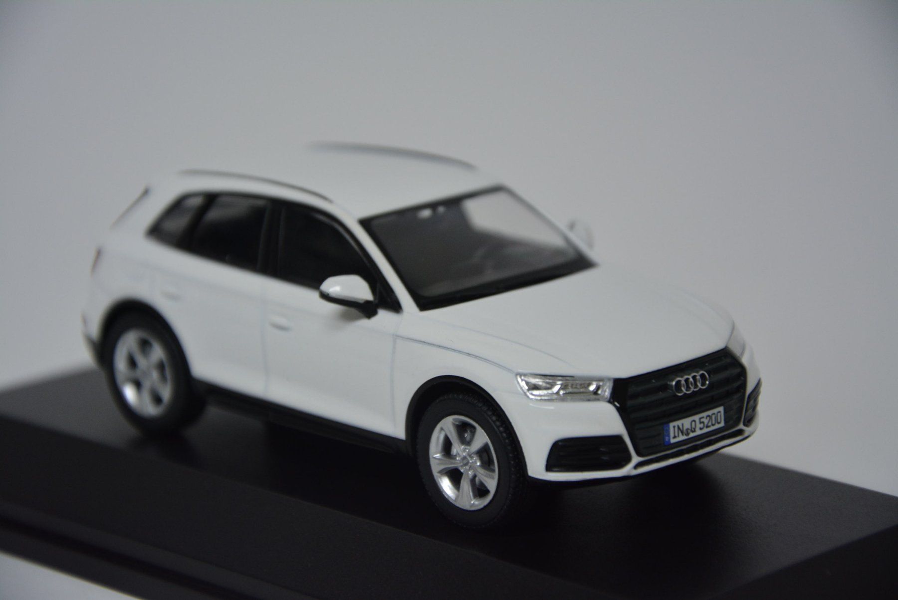 Audi Modellautos: Audi Q5  2016 , Ibisweiss , 1:43 – Neu und originalverpackt aus Goldach von Feivel9 4