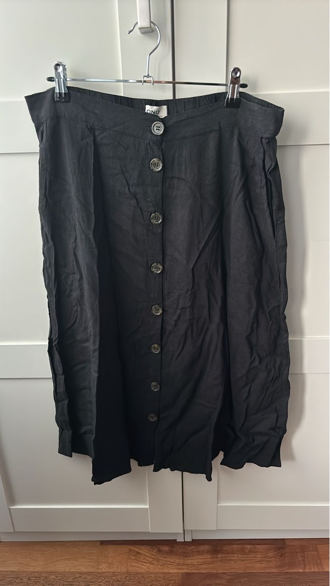 Only Röcke: Schwarze Strickjacke mit Knöpfen, Grösse 46 – Neu (gemäss Beschreibung) aus Nänikon von Caro8989