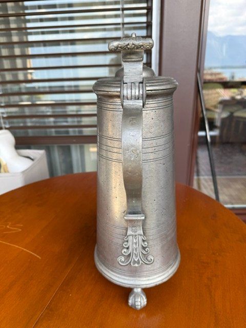 Carafes: Pichet en étain ancien avec blason décoré – D'occasion à Territet par Yvanz 2