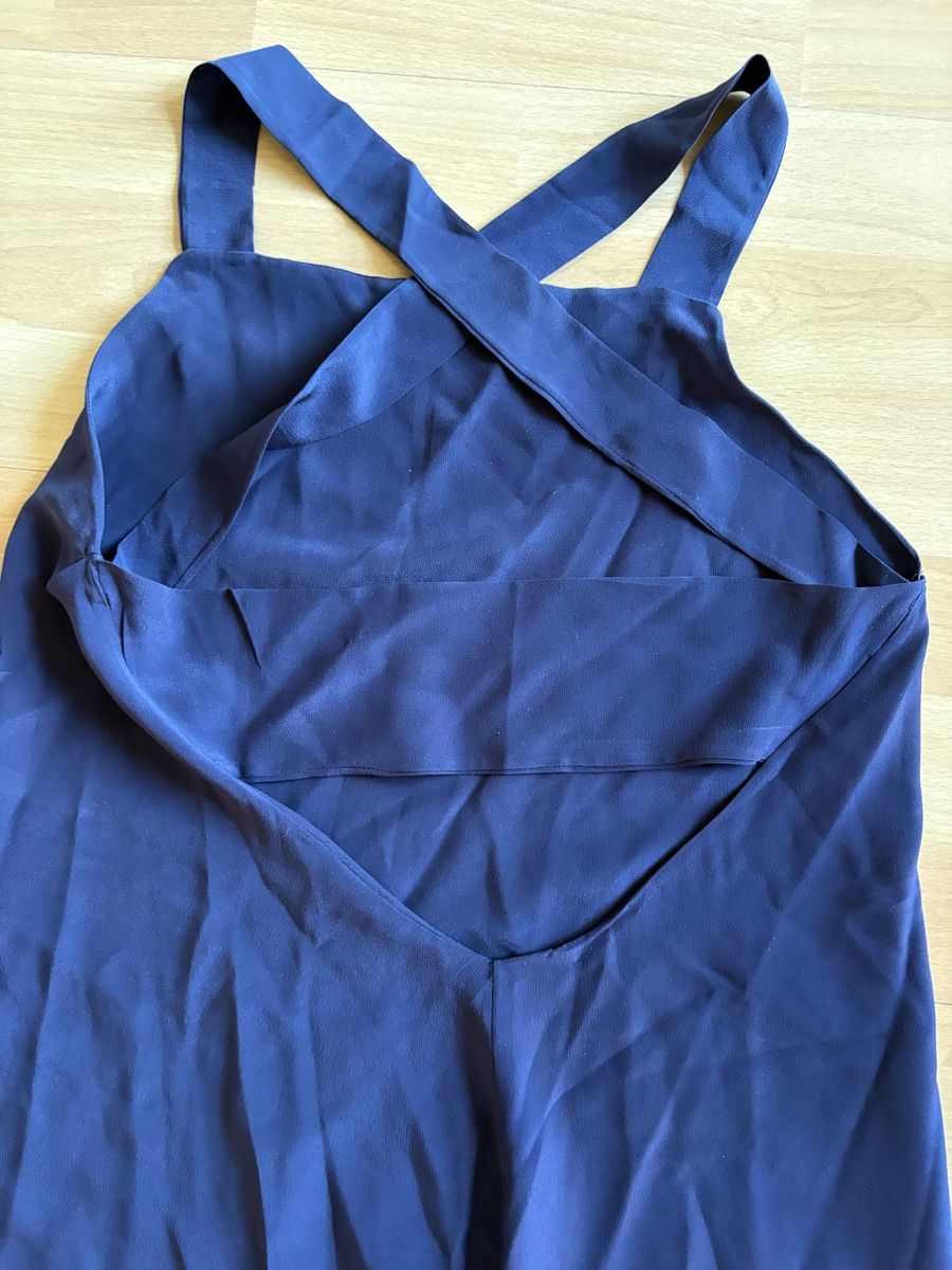 Vestiti: BLAUES SEIDENKLEID MIT RÜCKENDETAIL – Nuovo e nell'imballaggio originale da Bettwiesen venduto da wombat90 1