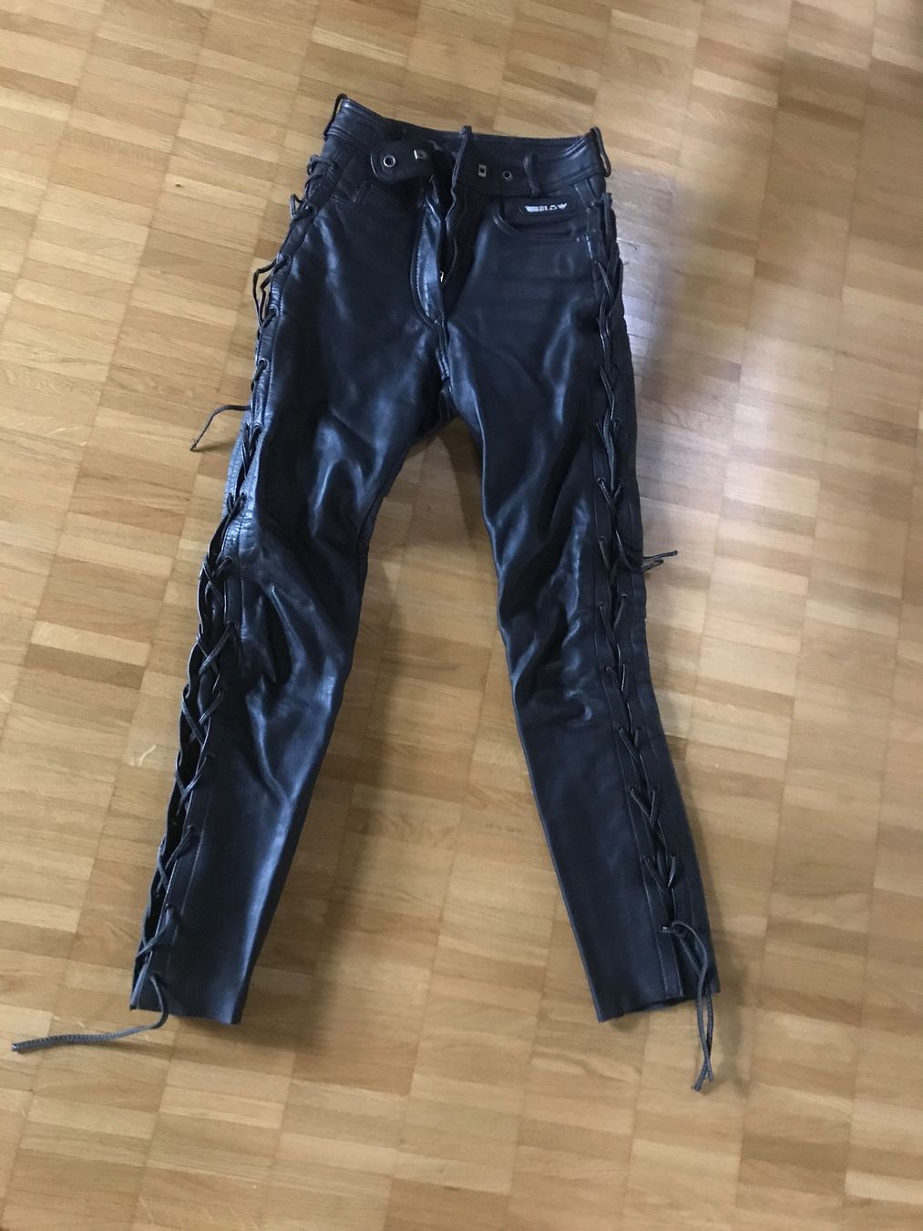 Hosen: Geschnürte Biker Echtlederhose Gr XS – Gebraucht aus St. Margrethen SG von kellenbh