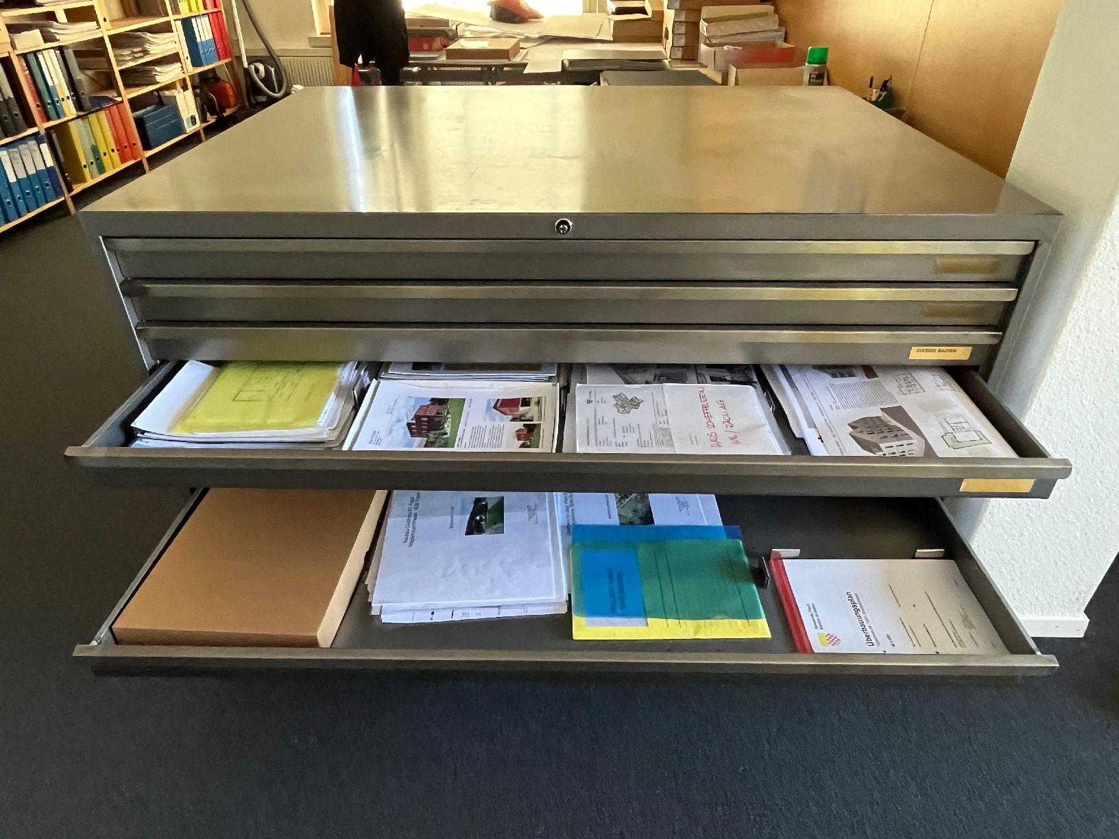 Armadi: Grosser Stahlzeichnungs- oder Planschrank mit 5 Schubladen – Usato da Flawil venduto da sim_xd55