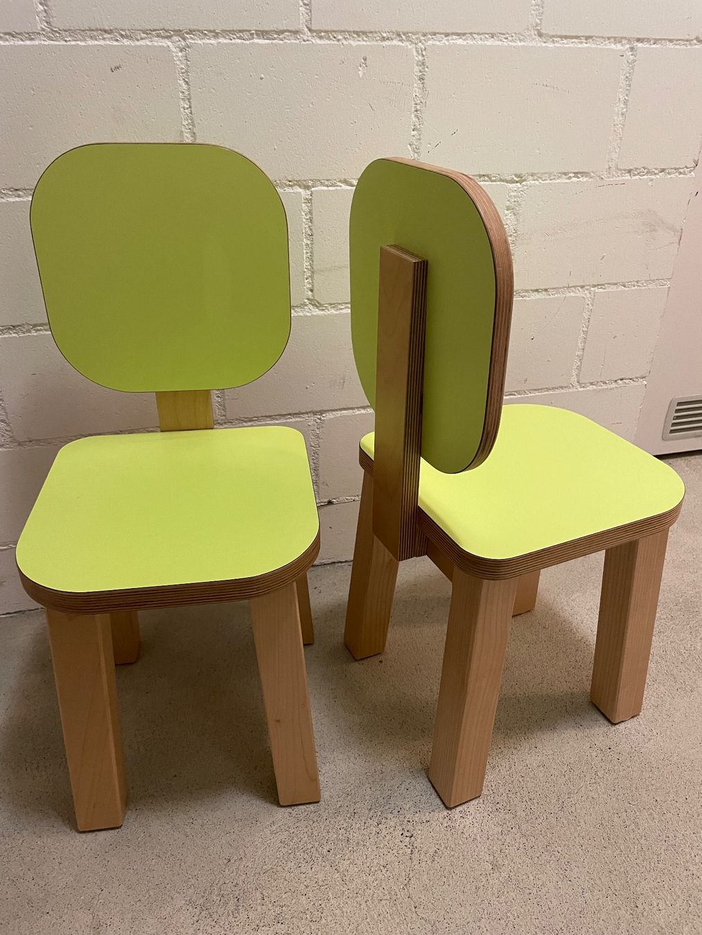 Set di tavolo e panche: Kindertisch mit 2 Stühlen – Usato da Jona venduto da Eve10 2