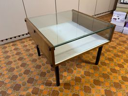 Tischchen aus Holz und Glas (auch als Vitrine)
