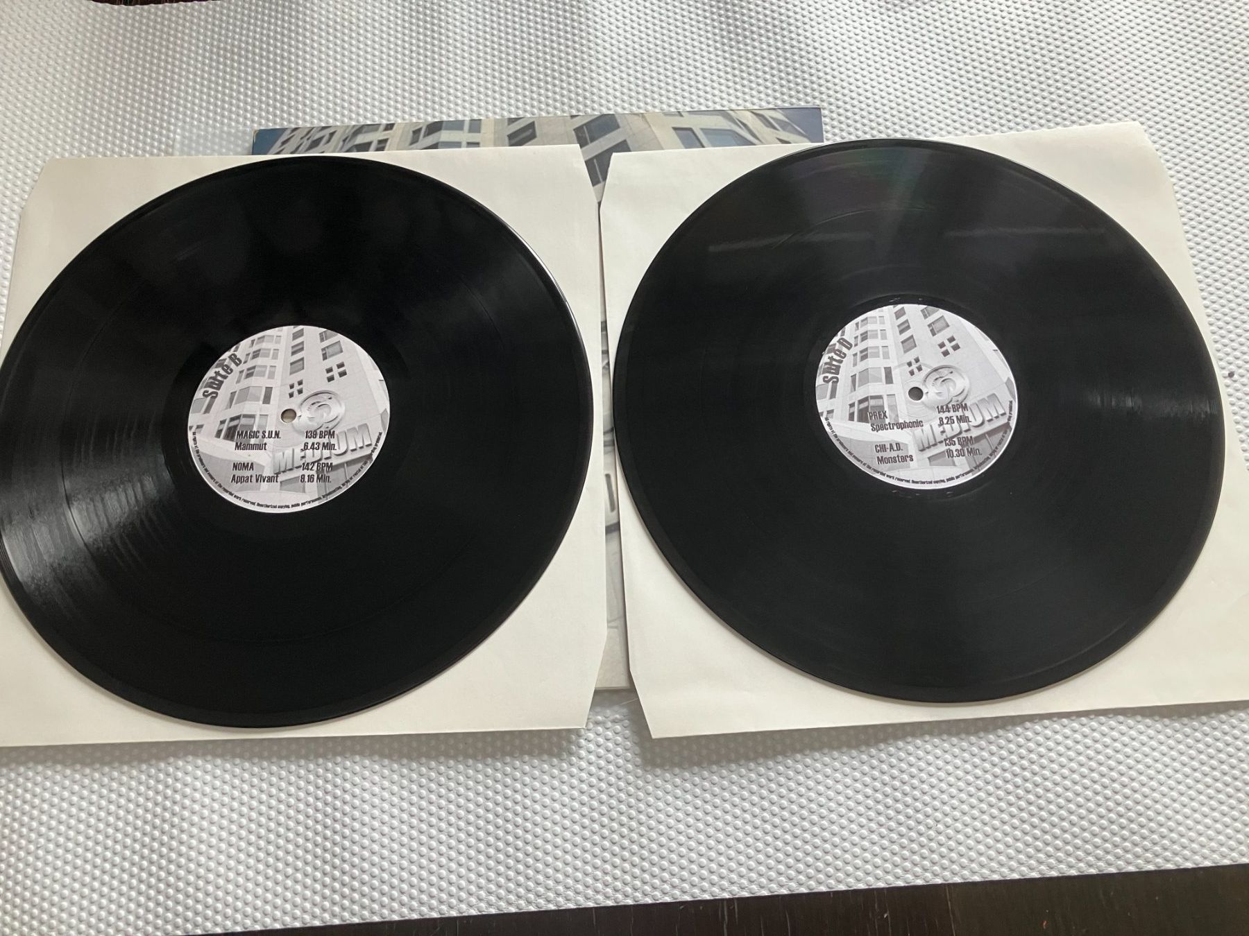 Schallplatten: Medium Neighourhood – Gebraucht aus Aarwangen von Jukebox3 8