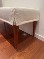 Sitzbank beige Holzbeine Gebrauchsspuren vorhanden