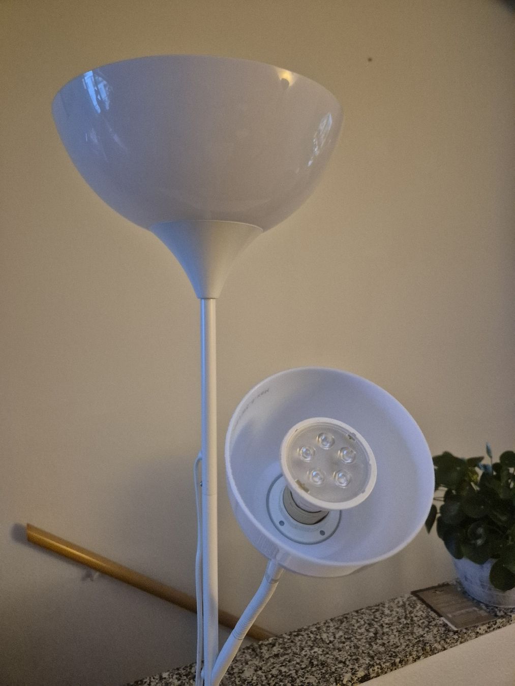 Ikea Lampade: Weisse Stehlampe mit Leseleuchte, top Zustand – Usato da Liestal venduto da fla_ts8q 1