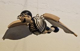 Fliegender Mensch an Feder