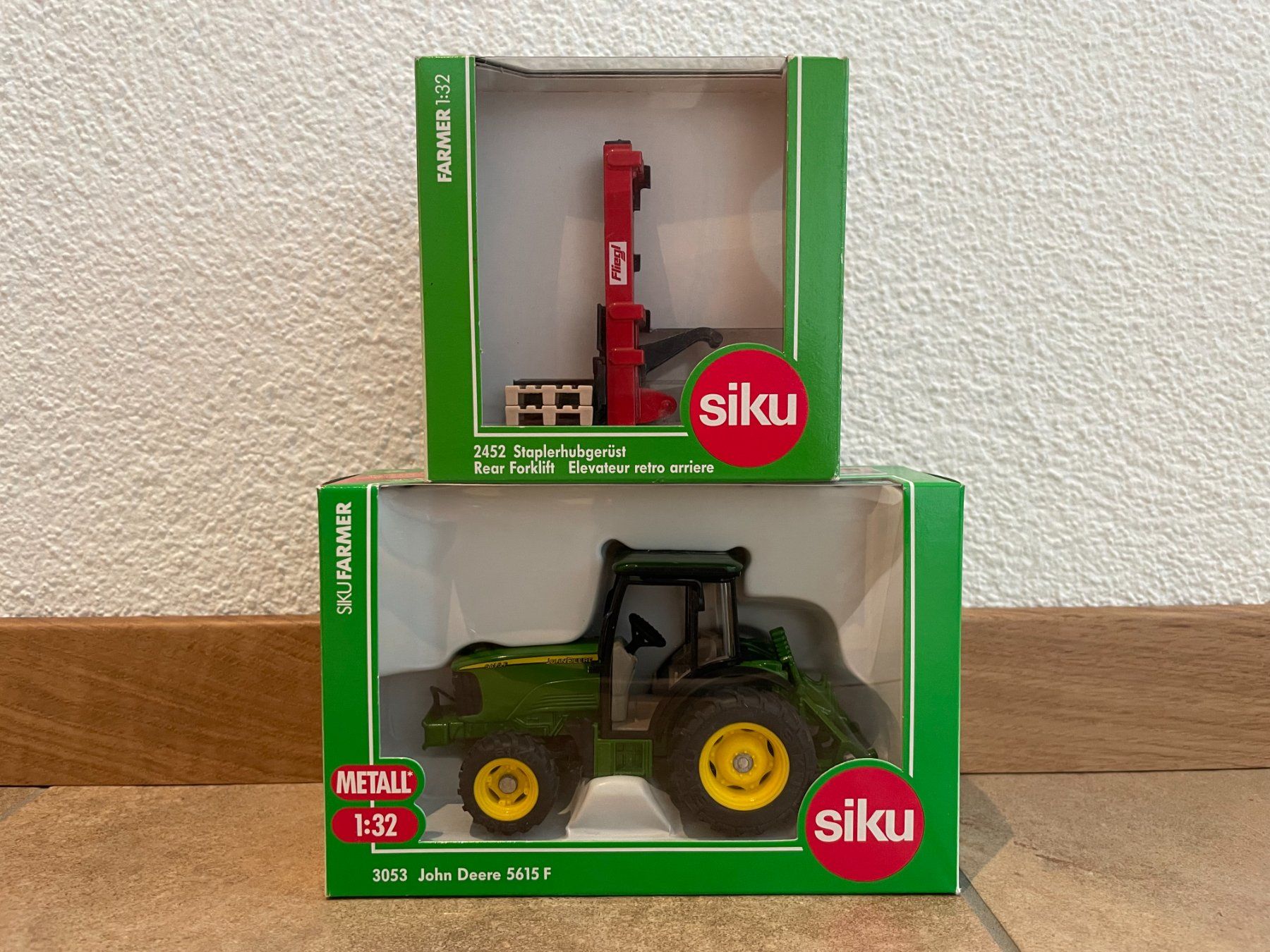 John Deere Traktoren: SIKU John Deere 5615 F mit Heckstapler – Neu und originalverpackt aus Kreuzlingen von Stefan1150 5
