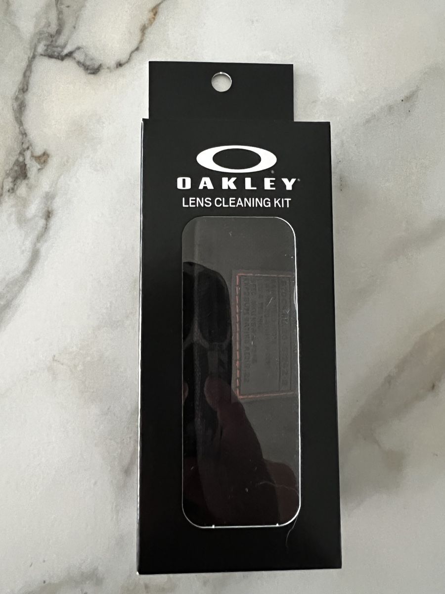 Oakley Occhiali & Lenti: Oakley Lens Cleaning Set – Nuovo e nell'imballaggio originale da Schlieren venduto da RoutlyLuxury