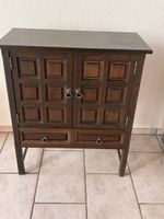 Stilvoller Holzschrank im Kolonialstil 