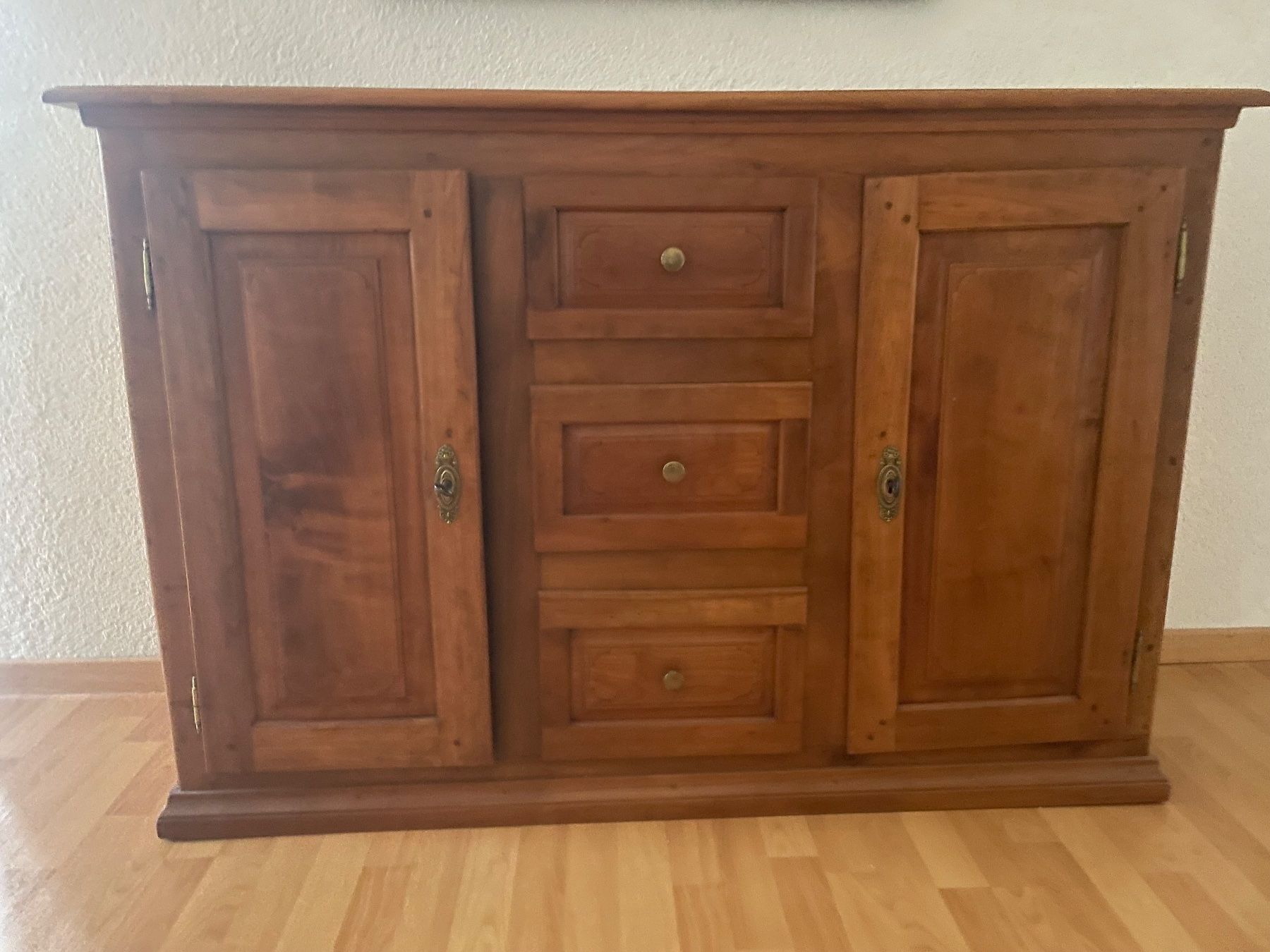 Büffets: prachtvolles Buffet antik, wahrscheinlich Eichenholz – Gebraucht aus Rütihof von Bemawe