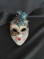 Maske venezianisch mit Federn und Glitzer Dekor klein