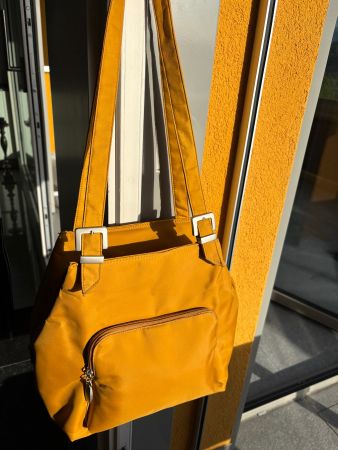 Tasche innen Reissverschluss und aussen, langer Riemen