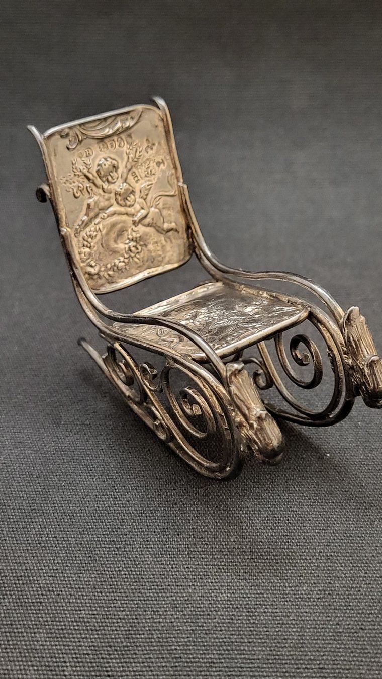 Statuette: MINIATUR-SCHAUKELSTUHL aus Silber "I" – Usato da Basel venduto da spinne02