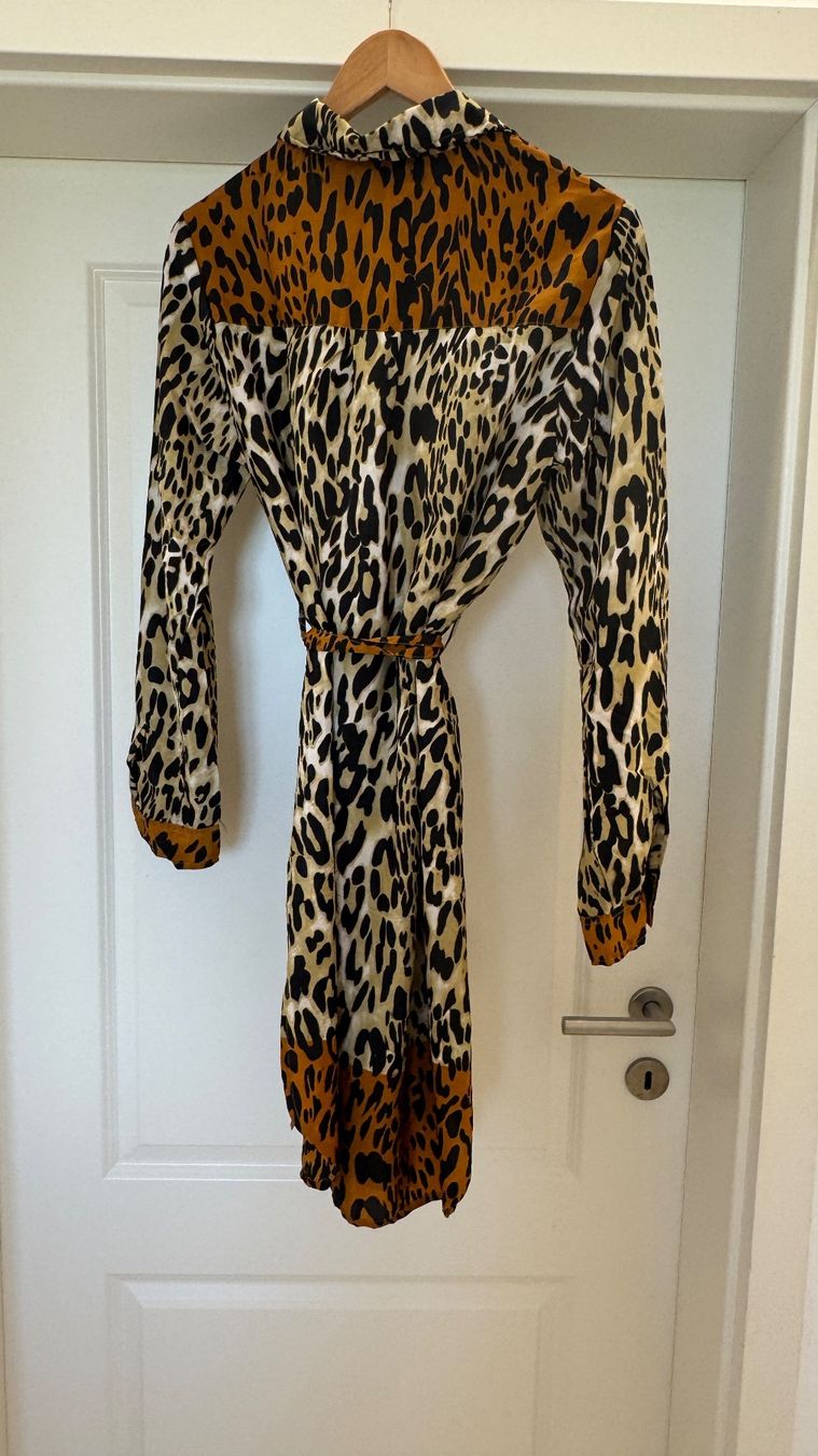 Vestiti: Robe chemise satinée imprimé léopard – Usato da giffers venduto da sev_c9x9 2