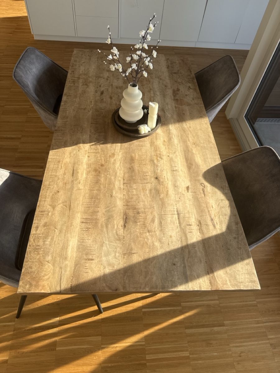 Tische: Holz Tisch mit vier stühlen – Gebraucht aus  von